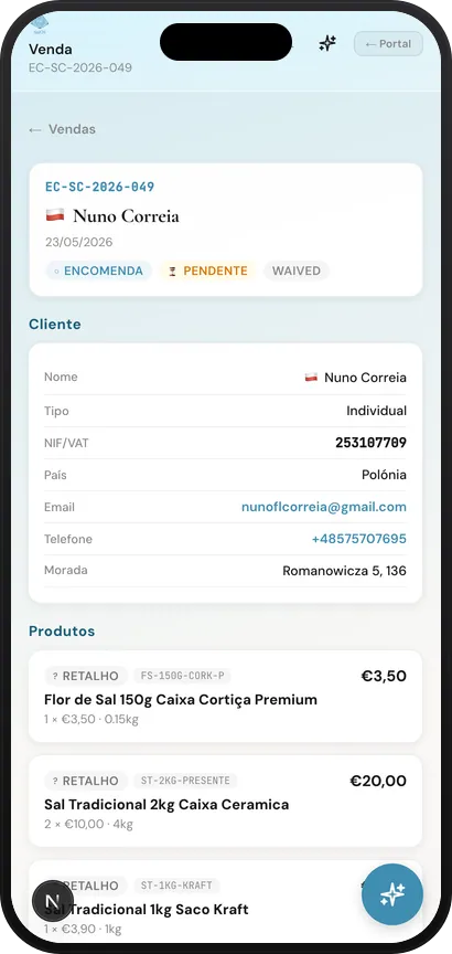 Detalhe de venda na app móvel SalOS — cliente, linhas, estado e faturação