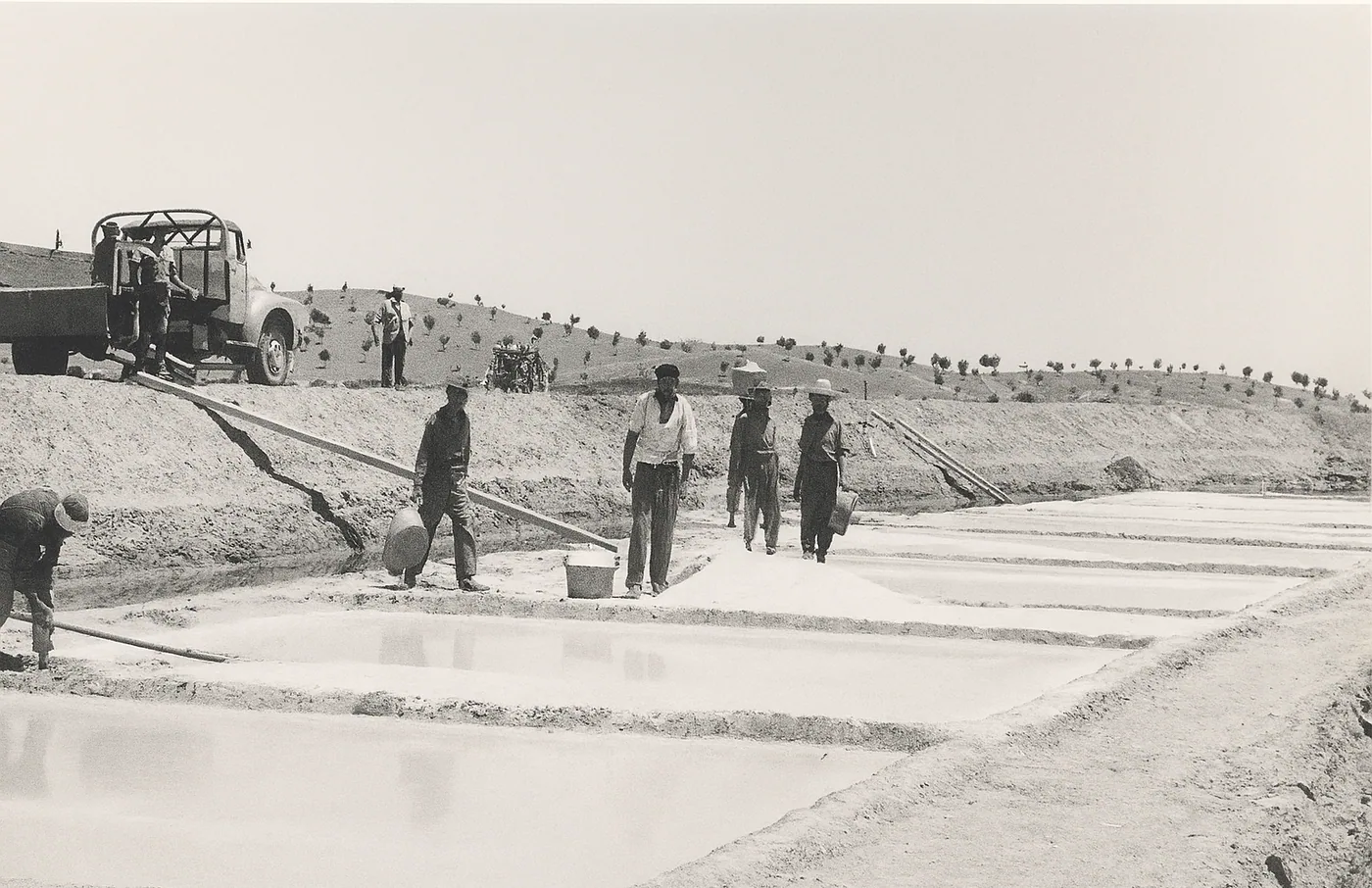 Salineros cosechando en las salinas de Venta Moinhos — archivo familiar Sal Correia
